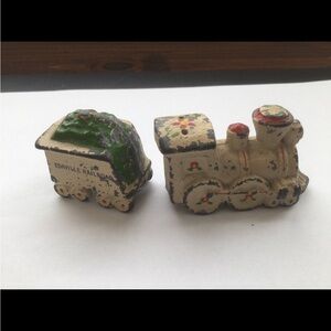 Vintage 1940's Edaville Railroad Massachusetts train souvenir salt & pepper